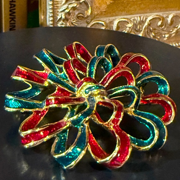 Christmas Vintage Guilloche Ribbon Brooch Gold Tone with Green & Red Enamel 2” - Picture 5 of 8